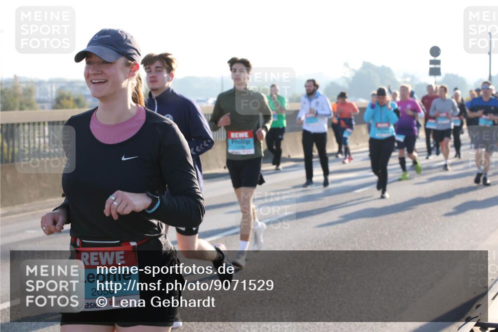 03.10.2025 - Köhlbrandbrückenlauf Lena Gebhardt http://msf.ph/oto/9071529 03.10.2025 09:24:39 Position 1 2050 meine-sportfotos.de