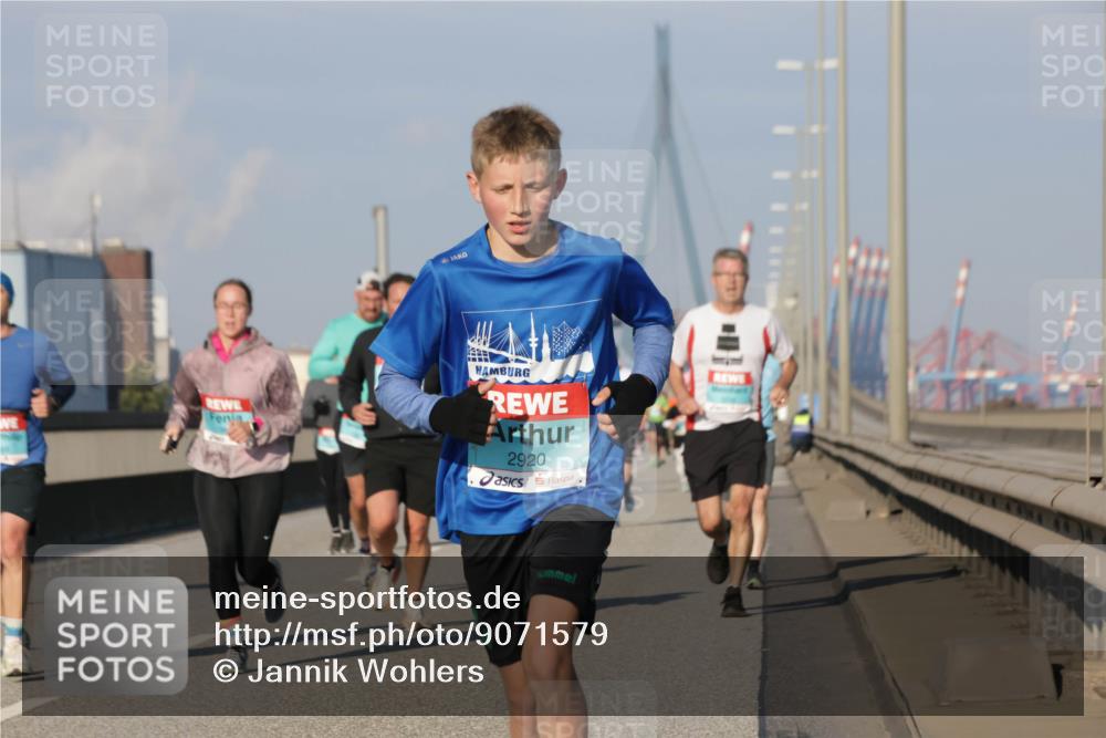 03.10.2025 - Köhlbrandbrückenlauf Jannik Wohlers http://msf.ph/oto/9071579 03.10.2025 09:49:45 Position 3 1433, 2920 meine-sportfotos.de