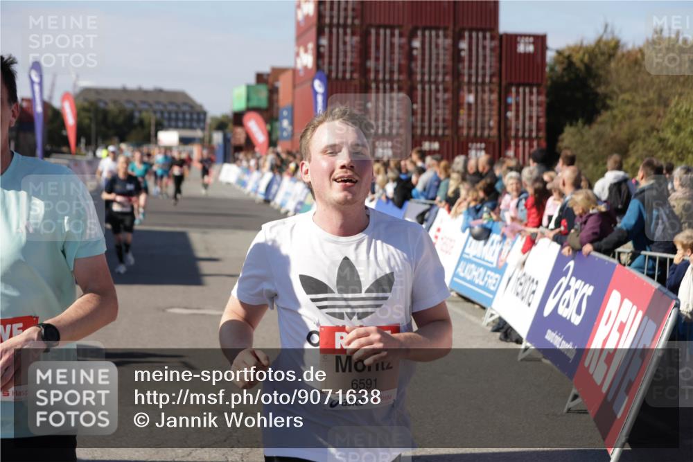 03.10.2025 - Köhlbrandbrückenlauf Jannik Wohlers http://msf.ph/oto/9071638 03.10.2025 13:15:14 Ziel 4090, 4244, 4610, 5186, 6189, 6249, 6252, 6370, 6591, 6773, 6790, 6810 meine-sportfotos.de