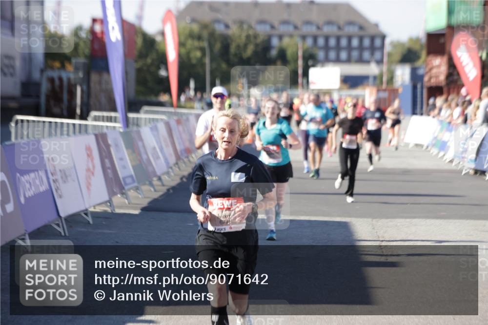 03.10.2025 - Köhlbrandbrückenlauf Jannik Wohlers http://msf.ph/oto/9071642 03.10.2025 13:15:15 Ziel 4090, 4610, 5186, 6189, 6249, 6252, 6370, 6591, 6773, 6790, 6810 meine-sportfotos.de