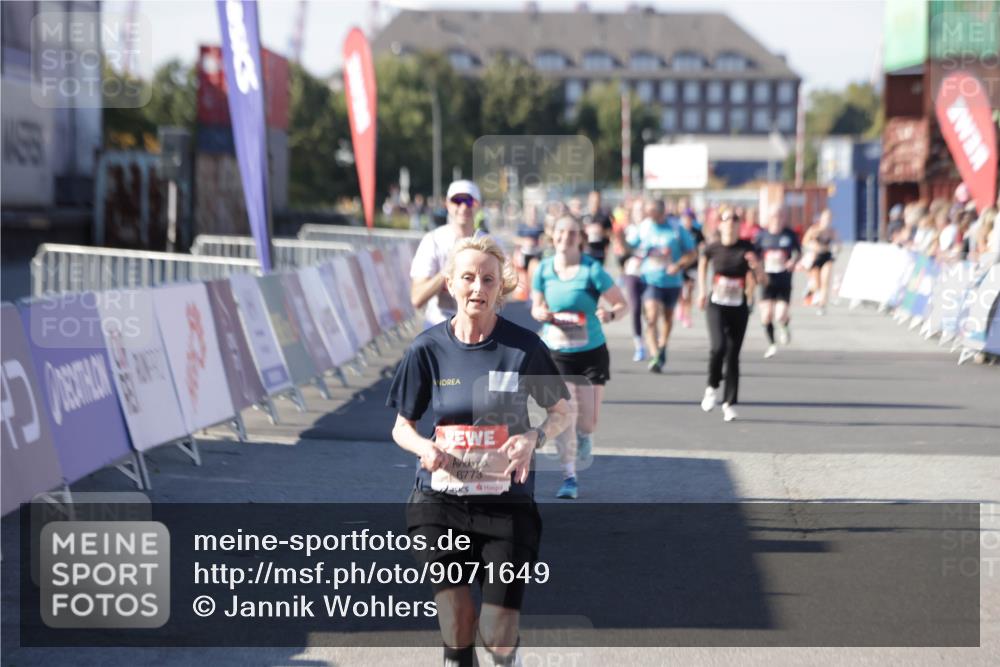 03.10.2025 - Köhlbrandbrückenlauf Jannik Wohlers http://msf.ph/oto/9071649 03.10.2025 13:15:15 Ziel 4090, 4610, 5186, 6189, 6249, 6252, 6370, 6591, 6773, 6790, 6810 meine-sportfotos.de
