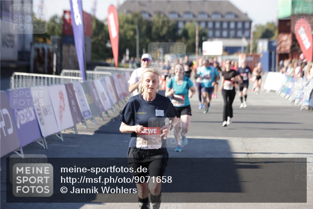03.10.2025 - Köhlbrandbrückenlauf Jannik Wohlers http://msf.ph/oto/9071658 03.10.2025 13:15:16 Ziel 4090, 4610, 5186, 5771, 6189, 6249, 6252, 6370, 6591, 6773, 6790 meine-sportfotos.de