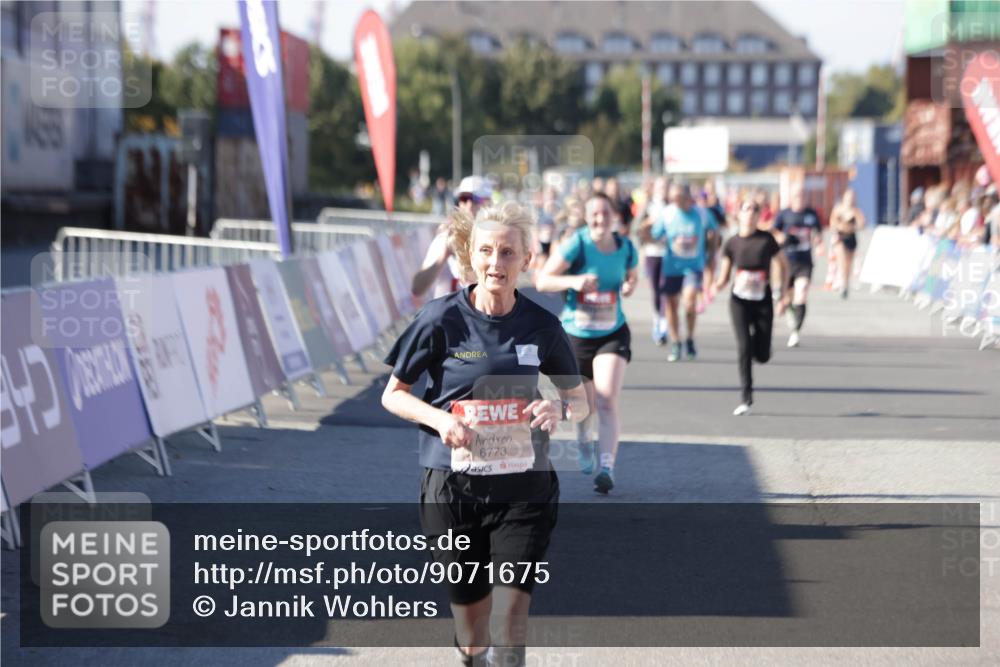 03.10.2025 - Köhlbrandbrückenlauf Jannik Wohlers http://msf.ph/oto/9071675 03.10.2025 13:15:16 Ziel 4090, 4610, 5186, 5771, 6189, 6249, 6252, 6370, 6591, 6773, 6790 meine-sportfotos.de