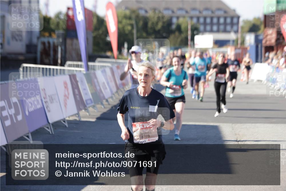 03.10.2025 - Köhlbrandbrückenlauf Jannik Wohlers http://msf.ph/oto/9071691 03.10.2025 13:15:16 Ziel 4090, 4610, 5186, 5771, 6189, 6249, 6252, 6370, 6591, 6773, 6790 meine-sportfotos.de