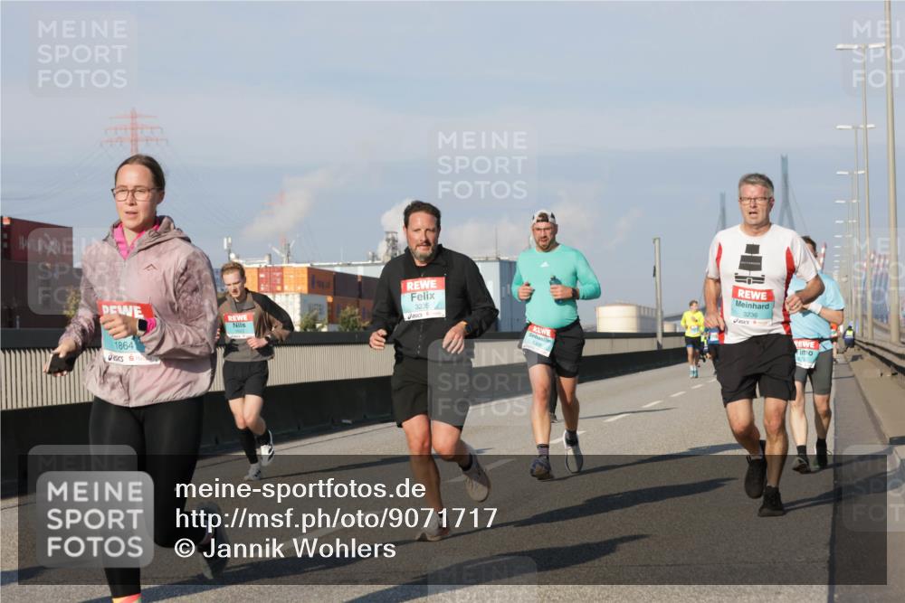 03.10.2025 - Köhlbrandbrückenlauf Jannik Wohlers http://msf.ph/oto/9071717 03.10.2025 09:49:49 Position 3 3235, 1326, 1864, 3236 meine-sportfotos.de