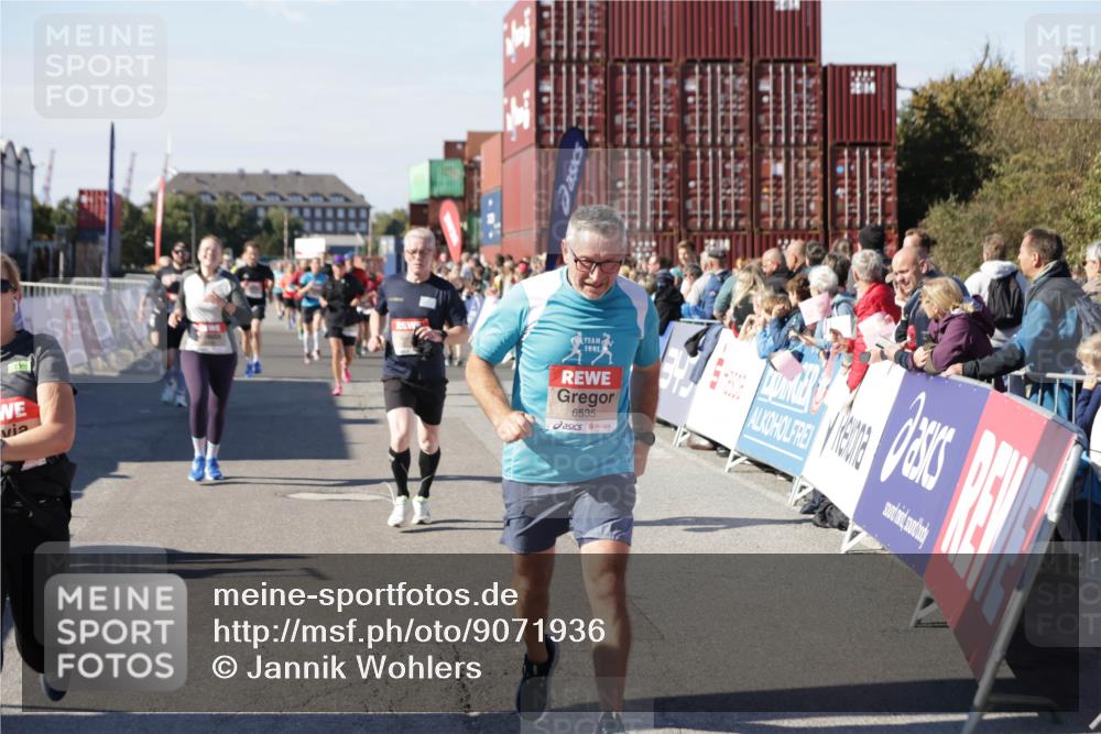03.10.2025 - Köhlbrandbrückenlauf Jannik Wohlers http://msf.ph/oto/9071936 03.10.2025 13:15:27 Ziel 4031, 4267, 4610, 4871, 4958, 4962, 5309, 5771, 6019, 6535, 6772, 6773, 6790 meine-sportfotos.de