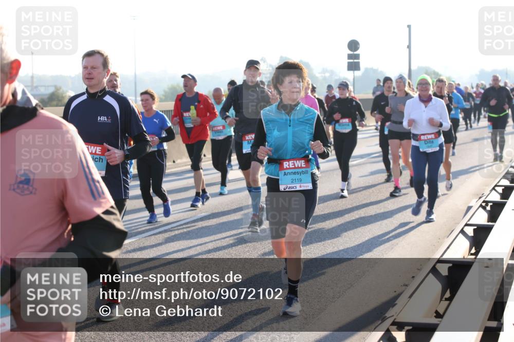 03.10.2025 - Köhlbrandbrückenlauf Lena Gebhardt http://msf.ph/oto/9072102 03.10.2025 09:24:46 Position 1 2119 meine-sportfotos.de