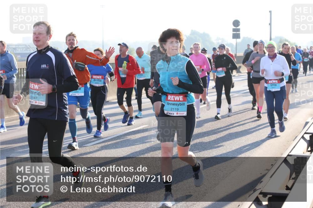 03.10.2025 - Köhlbrandbrückenlauf Lena Gebhardt http://msf.ph/oto/9072110 03.10.2025 09:24:46 Position 1 3147, 3281, 2119, 1847 meine-sportfotos.de
