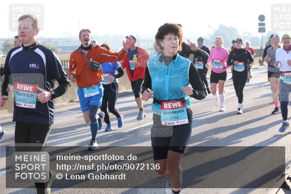 03.10.2025 - Köhlbrandbrückenlauf Lena Gebhardt http://msf.ph/oto/9072136 03.10.2025 09:24:46 Position 1 3147, 3281, 2119 meine-sportfotos.de