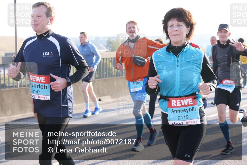 03.10.2025 - Köhlbrandbrückenlauf Lena Gebhardt http://msf.ph/oto/9072187 03.10.2025 09:24:47 Position 1 3147, 3281, 2119 meine-sportfotos.de