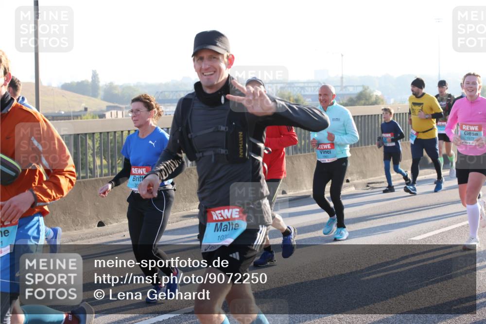 03.10.2025 - Köhlbrandbrückenlauf Lena Gebhardt http://msf.ph/oto/9072250 03.10.2025 09:24:48 Position 1 1, 30, 108, 1861, 1977 meine-sportfotos.de