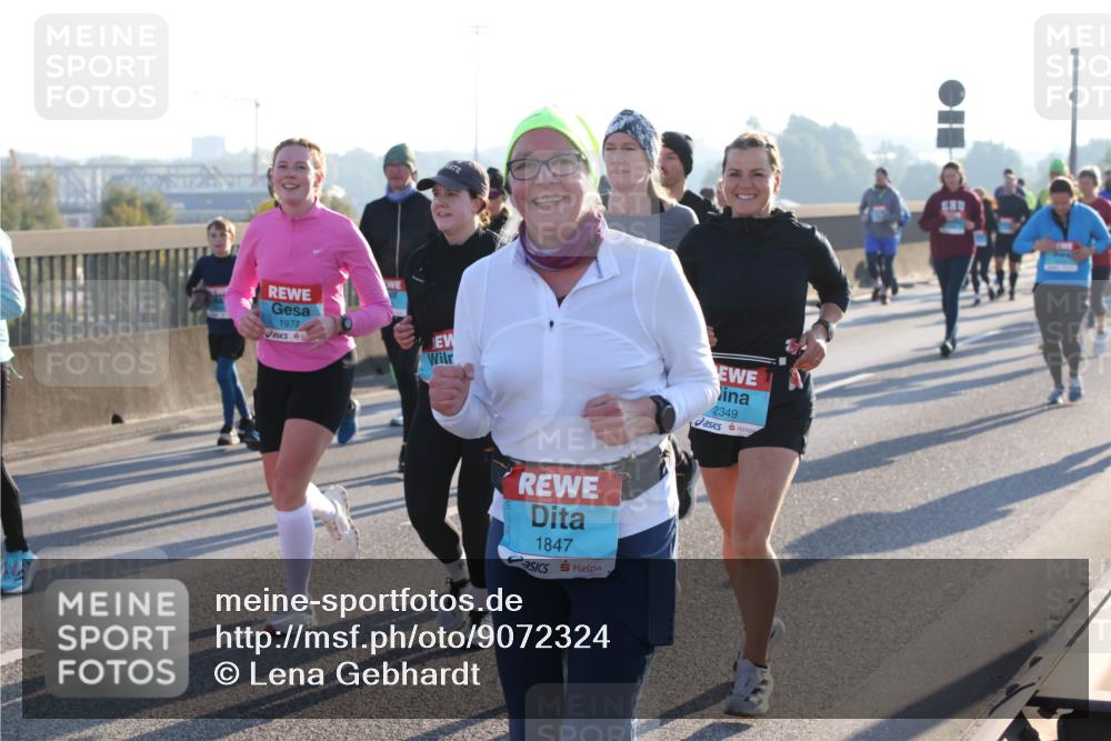 03.10.2025 - Köhlbrandbrückenlauf Lena Gebhardt http://msf.ph/oto/9072324 03.10.2025 09:24:49 Position 1 1977, 1847, 2349 meine-sportfotos.de