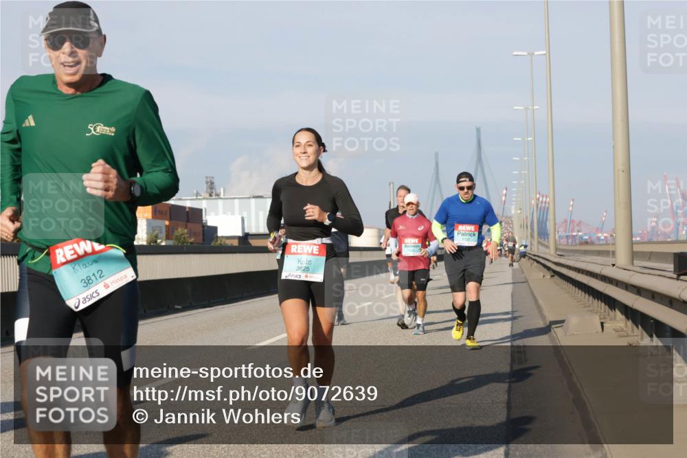 03.10.2025 - Köhlbrandbrückenlauf Jannik Wohlers http://msf.ph/oto/9072639 03.10.2025 09:50:10 Position 3 5, 3812, 3825, 1132 meine-sportfotos.de