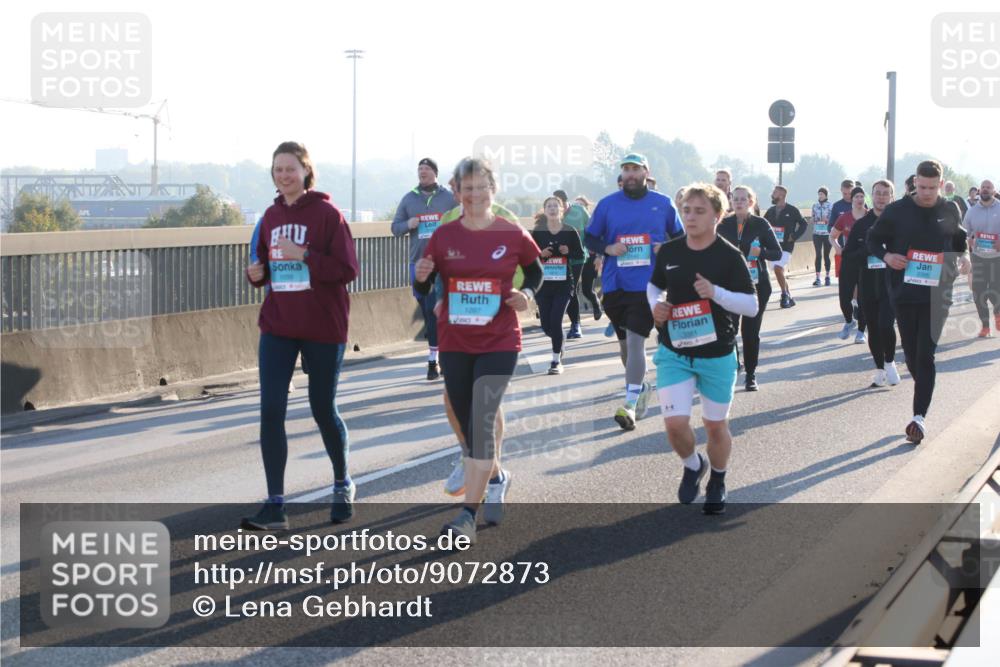 03.10.2025 - Köhlbrandbrückenlauf Lena Gebhardt http://msf.ph/oto/9072873 03.10.2025 09:24:54 Position 1 1098, 1097, 3381 meine-sportfotos.de
