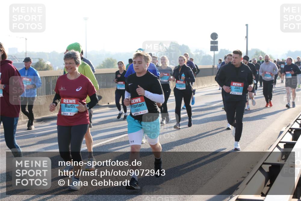 03.10.2025 - Köhlbrandbrückenlauf Lena Gebhardt http://msf.ph/oto/9072943 03.10.2025 09:24:55 Position 1 1097, 3381, 3395 meine-sportfotos.de