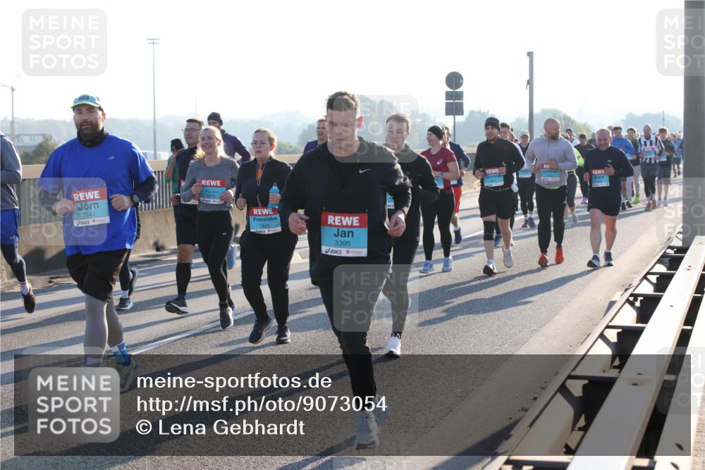 03.10.2025 - Köhlbrandbrückenlauf Lena Gebhardt http://msf.ph/oto/9073054 03.10.2025 09:24:56 Position 1 2142, 3772, 1825, 3395 meine-sportfotos.de