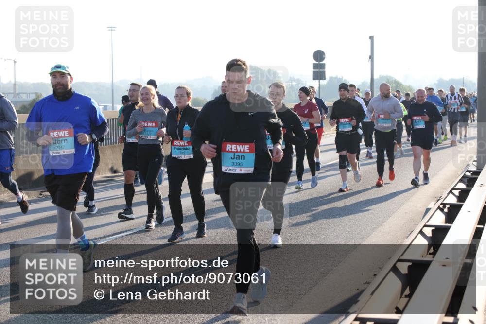 03.10.2025 - Köhlbrandbrückenlauf Lena Gebhardt http://msf.ph/oto/9073061 03.10.2025 09:24:56 Position 1 2142, 3772, 1825, 3395 meine-sportfotos.de