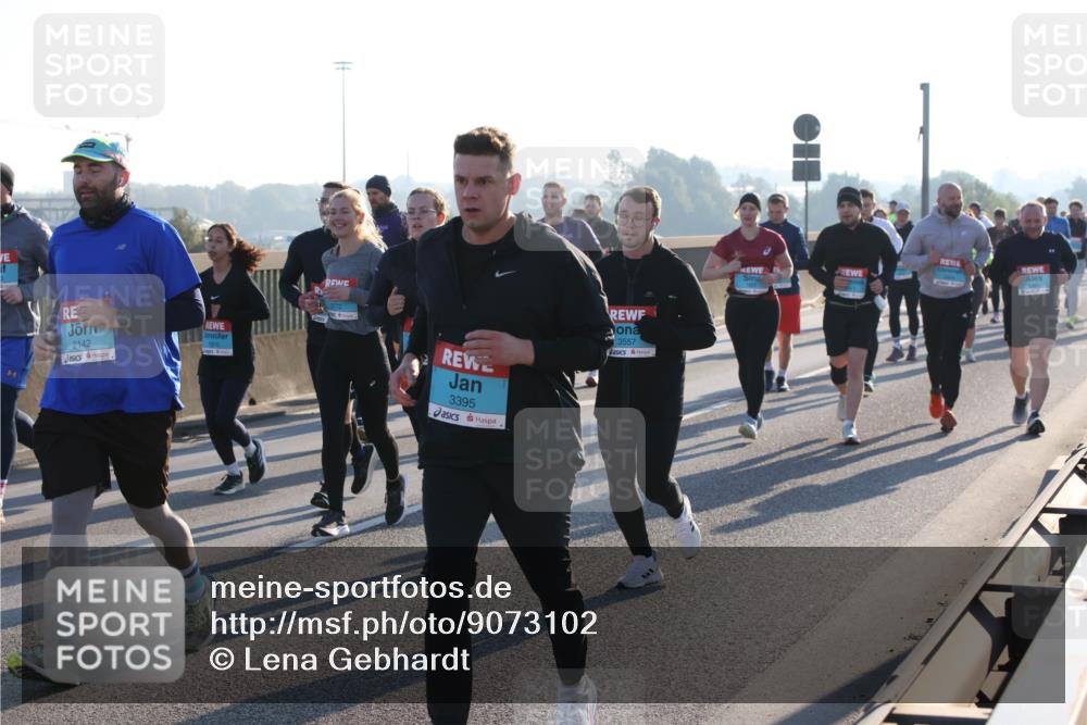 03.10.2025 - Köhlbrandbrückenlauf Lena Gebhardt http://msf.ph/oto/9073102 03.10.2025 09:24:57 Position 1 2142, 1910, 3395, 3557 meine-sportfotos.de