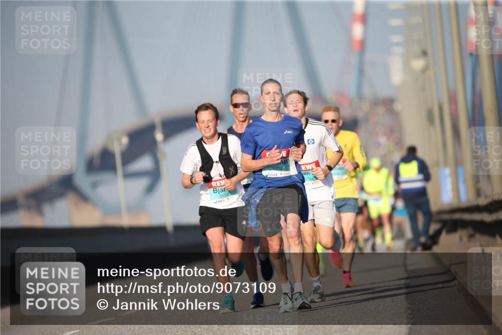 03.10.2025 - Köhlbrandbrückenlauf Jannik Wohlers http://msf.ph/oto/9073109 03.10.2025 09:39:11 Position 3 3153, 1032, 3154 meine-sportfotos.de