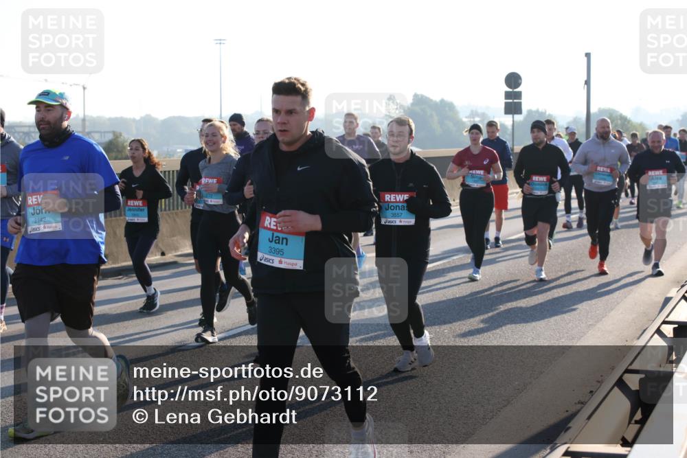 03.10.2025 - Köhlbrandbrückenlauf Lena Gebhardt http://msf.ph/oto/9073112 03.10.2025 09:24:57 Position 1 2142, 1910, 3395, 3557 meine-sportfotos.de