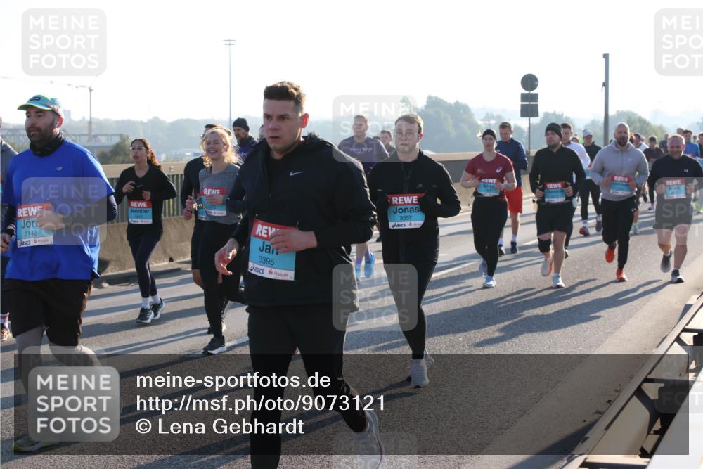 03.10.2025 - Köhlbrandbrückenlauf Lena Gebhardt http://msf.ph/oto/9073121 03.10.2025 09:24:57 Position 1 2142, 3772, 1910, 3395, 3557 meine-sportfotos.de