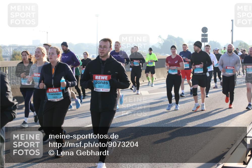 03.10.2025 - Köhlbrandbrückenlauf Lena Gebhardt http://msf.ph/oto/9073204 03.10.2025 09:24:57 Position 1 372, 45, 1825, 3557, 2424 meine-sportfotos.de