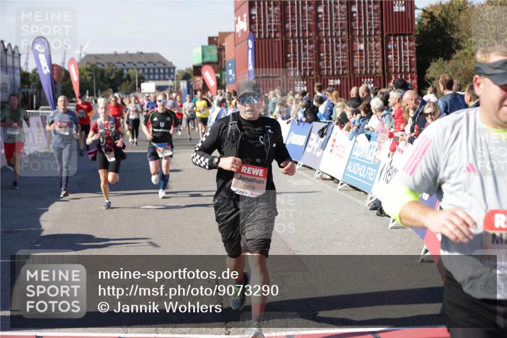 03.10.2025 - Köhlbrandbrückenlauf Jannik Wohlers http://msf.ph/oto/9073290 03.10.2025 13:15:53 Ziel 4374, 4548, 4677, 4805, 4833, 4885, 5022, 5023, 5800, 5801, 5867, 5868, 5879, 6112, 6271, 6301, 6445, 6507, 6536 meine-sportfotos.de