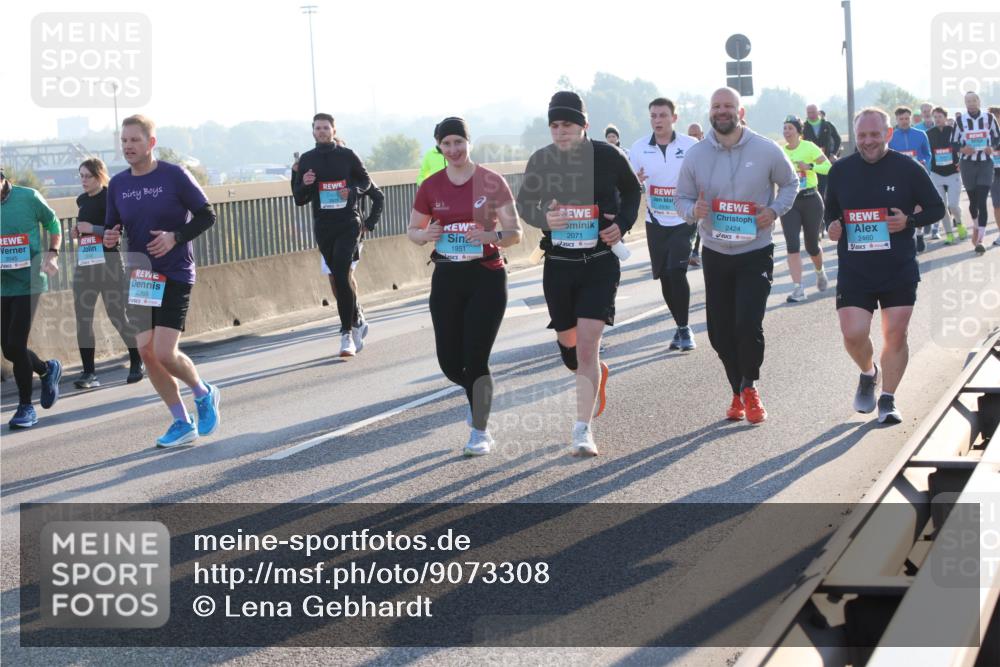03.10.2025 - Köhlbrandbrückenlauf Lena Gebhardt http://msf.ph/oto/9073308 03.10.2025 09:24:59 Position 1 2269, 1951, 2071, 2424, 2460 meine-sportfotos.de