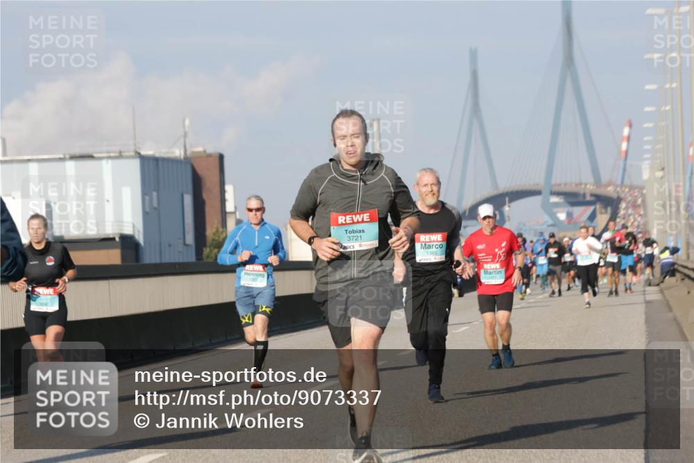 03.10.2025 - Köhlbrandbrückenlauf Jannik Wohlers http://msf.ph/oto/9073337 03.10.2025 09:50:30 Position 3 3721, 1385, 1477 meine-sportfotos.de