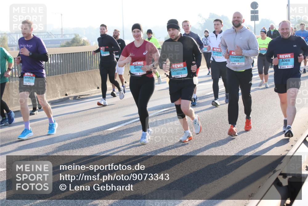 03.10.2025 - Köhlbrandbrückenlauf Lena Gebhardt http://msf.ph/oto/9073343 03.10.2025 09:24:59 Position 1 2269, 1951, 2071, 2424, 2460 meine-sportfotos.de