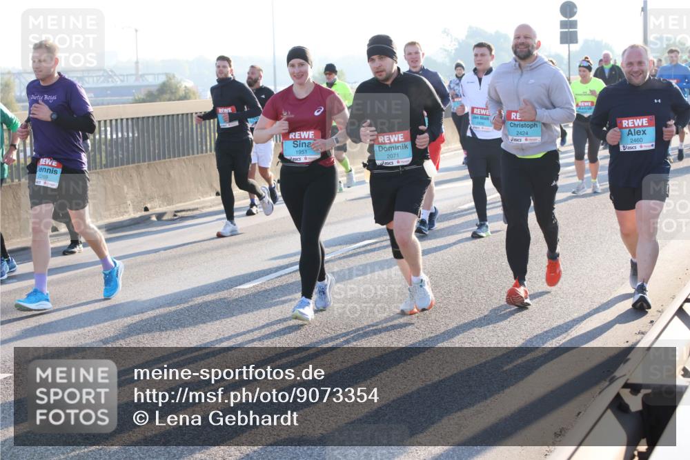 03.10.2025 - Köhlbrandbrückenlauf Lena Gebhardt http://msf.ph/oto/9073354 03.10.2025 09:24:59 Position 1 2269, 1951, 2071, 2424, 2460 meine-sportfotos.de