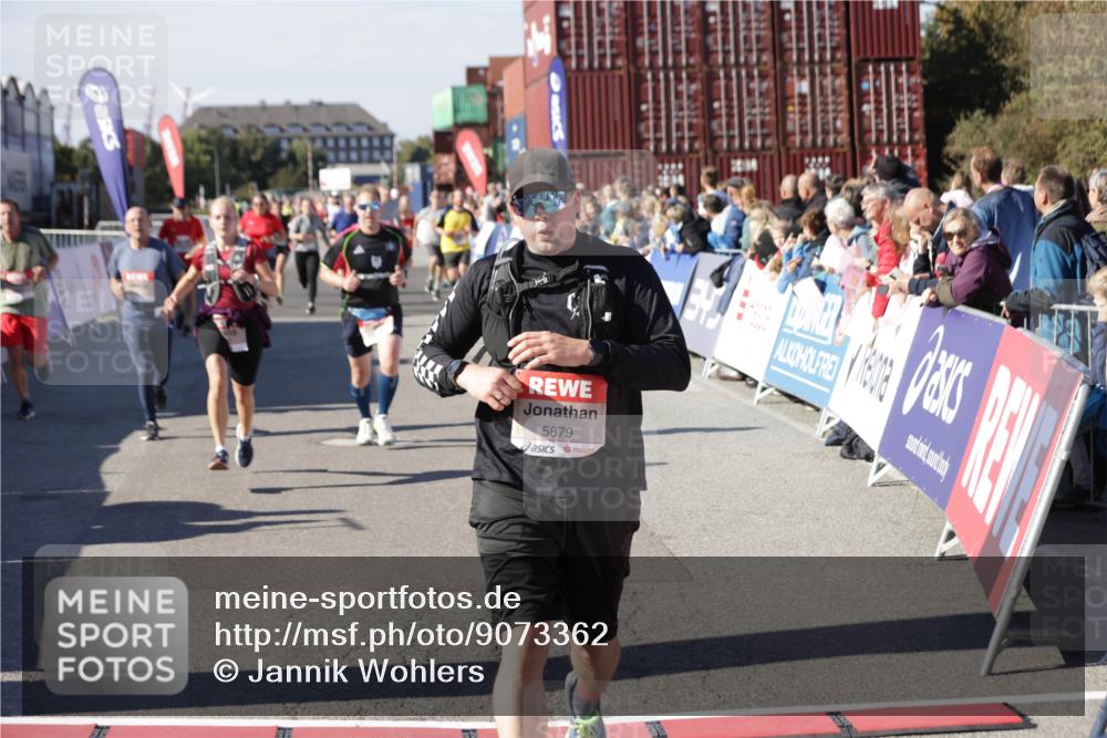 03.10.2025 - Köhlbrandbrückenlauf Jannik Wohlers http://msf.ph/oto/9073362 03.10.2025 13:15:54 Ziel 4374, 4548, 4677, 4805, 4833, 4885, 5022, 5023, 5217, 5800, 5801, 5867, 5868, 5879, 6270, 6271, 6301, 6445, 6507, 6536 meine-sportfotos.de