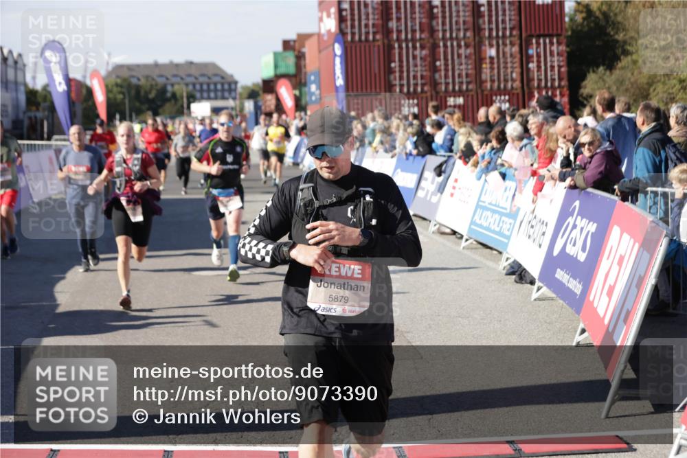 03.10.2025 - Köhlbrandbrückenlauf Jannik Wohlers http://msf.ph/oto/9073390 03.10.2025 13:15:54 Ziel 4374, 4548, 4677, 4805, 4833, 4885, 5022, 5023, 5217, 5800, 5801, 5867, 5868, 5879, 6270, 6271, 6301, 6445, 6507, 6536 meine-sportfotos.de