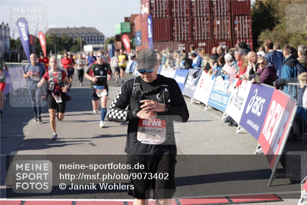 03.10.2025 - Köhlbrandbrückenlauf Jannik Wohlers http://msf.ph/oto/9073402 03.10.2025 13:15:54 Ziel 4374, 4548, 4677, 4805, 4833, 4885, 5022, 5023, 5217, 5800, 5801, 5867, 5868, 5879, 6270, 6271, 6301, 6445, 6507, 6536 meine-sportfotos.de