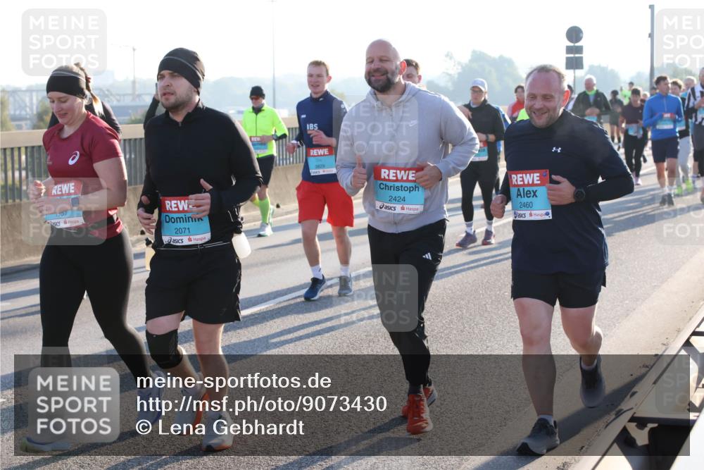 03.10.2025 - Köhlbrandbrückenlauf Lena Gebhardt http://msf.ph/oto/9073430 03.10.2025 09:25:00 Position 1 7957, 2071, 3829, 2424, 2460 meine-sportfotos.de