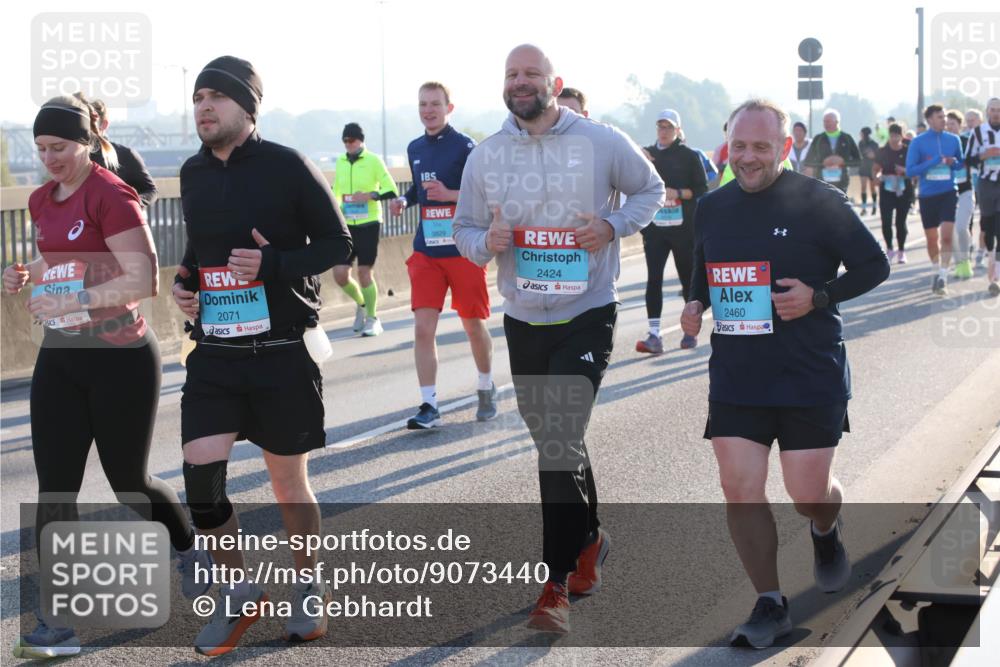 03.10.2025 - Köhlbrandbrückenlauf Lena Gebhardt http://msf.ph/oto/9073440 03.10.2025 09:25:00 Position 1 2071, 2424, 2460 meine-sportfotos.de