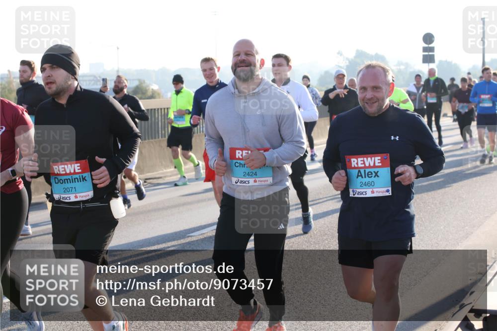03.10.2025 - Köhlbrandbrückenlauf Lena Gebhardt http://msf.ph/oto/9073457 03.10.2025 09:25:01 Position 1 2071, 2424, 2460 meine-sportfotos.de