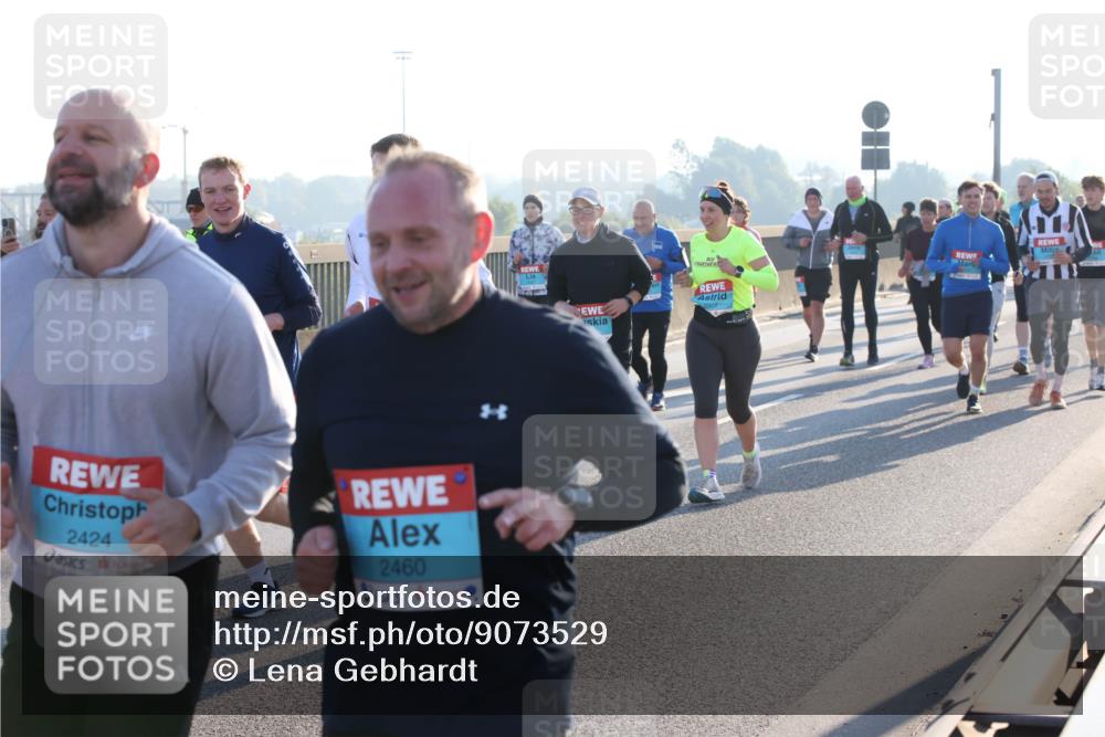 03.10.2025 - Köhlbrandbrückenlauf Lena Gebhardt http://msf.ph/oto/9073529 03.10.2025 09:25:01 Position 1 2424, 2460 meine-sportfotos.de
