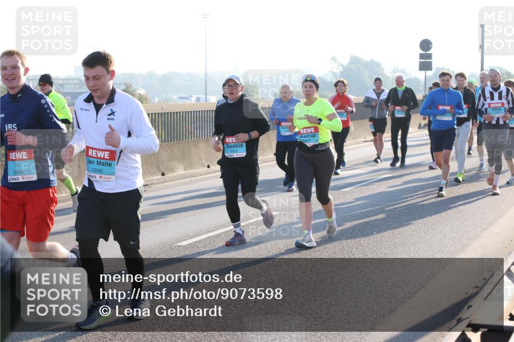 03.10.2025 - Köhlbrandbrückenlauf Lena Gebhardt http://msf.ph/oto/9073598 03.10.2025 09:25:02 Position 1 3829, 2930, 2072, 2907 meine-sportfotos.de