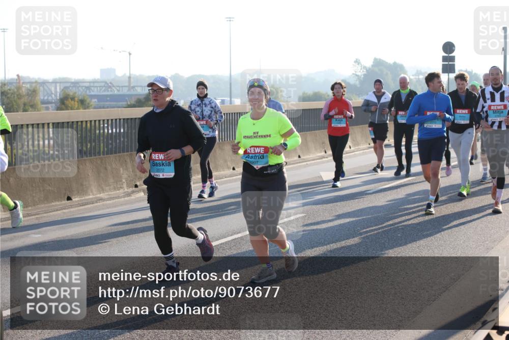 03.10.2025 - Köhlbrandbrückenlauf Lena Gebhardt http://msf.ph/oto/9073677 03.10.2025 09:25:03 Position 1 2072, 2907, 2770 meine-sportfotos.de