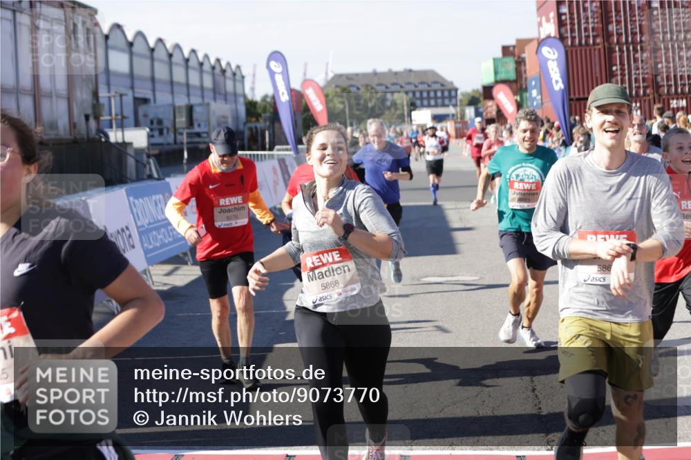 03.10.2025 - Köhlbrandbrückenlauf Jannik Wohlers http://msf.ph/oto/9073770 03.10.2025 13:16:00 Ziel 4374, 4423, 4495, 4548, 4644, 4677, 4805, 4833, 5022, 5023, 5217, 5867, 5868, 5879, 6270, 6271, 6301, 6445, 6507, 6712 meine-sportfotos.de