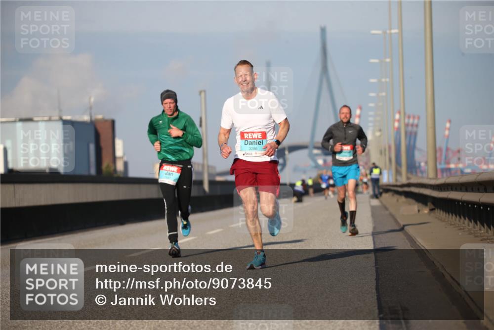 03.10.2025 - Köhlbrandbrückenlauf Jannik Wohlers http://msf.ph/oto/9073845 03.10.2025 09:39:57 Position 3 1187, 3086 meine-sportfotos.de