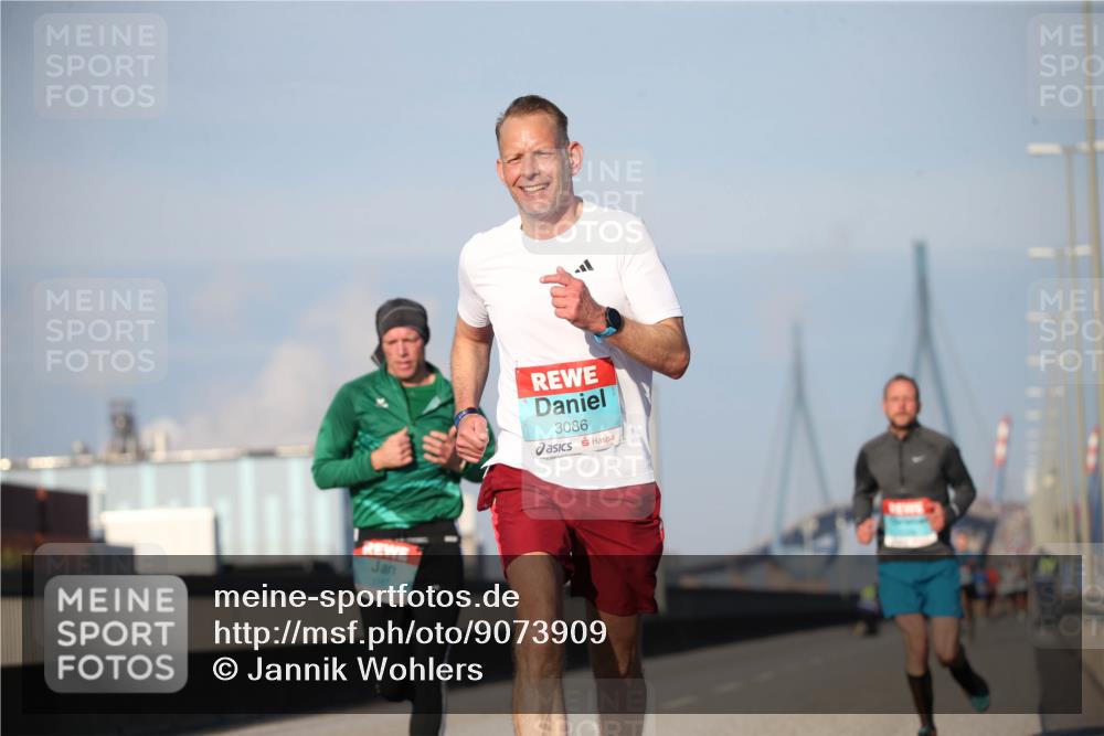 03.10.2025 - Köhlbrandbrückenlauf Jannik Wohlers http://msf.ph/oto/9073909 03.10.2025 09:39:58 Position 3 3086 meine-sportfotos.de