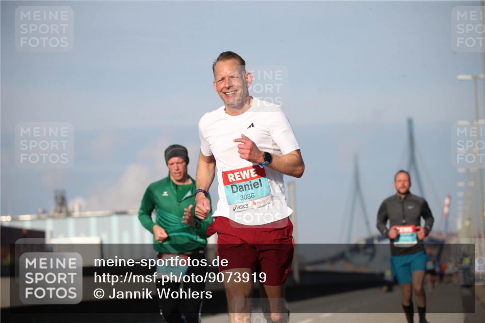 03.10.2025 - Köhlbrandbrückenlauf Jannik Wohlers http://msf.ph/oto/9073919 03.10.2025 09:39:58 Position 3 3086 meine-sportfotos.de