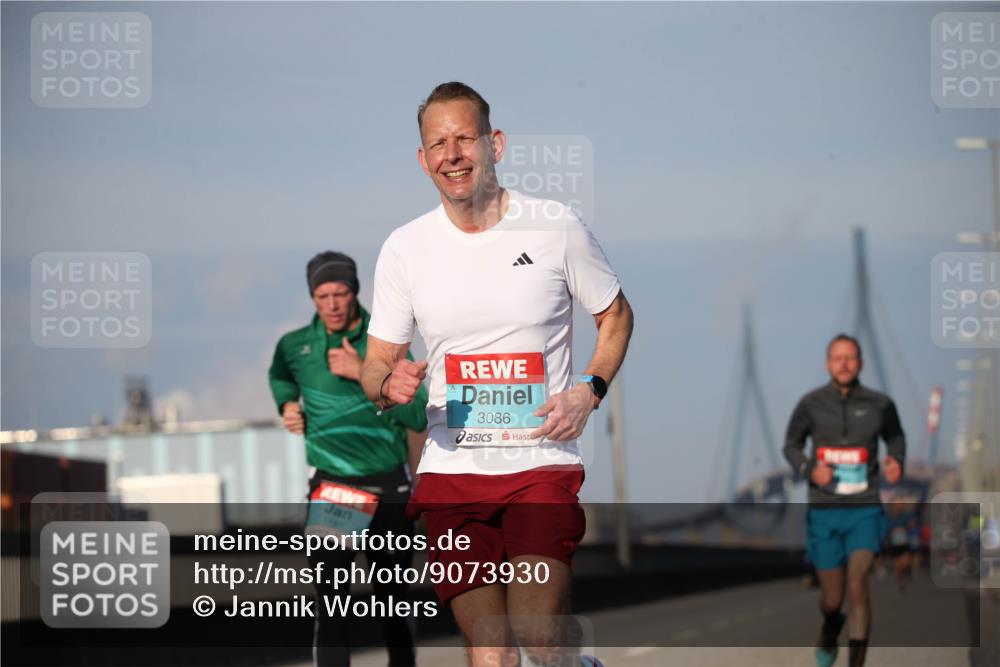 03.10.2025 - Köhlbrandbrückenlauf Jannik Wohlers http://msf.ph/oto/9073930 03.10.2025 09:39:59 Position 3 3086 meine-sportfotos.de