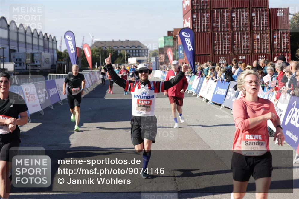 03.10.2025 - Köhlbrandbrückenlauf Jannik Wohlers http://msf.ph/oto/9074146 03.10.2025 13:16:06 Ziel 4311, 4423, 4495, 4548, 4644, 4805, 4833, 5022, 5023, 5068, 5217, 5336, 5867, 5868, 6270, 6271, 6507, 6712 meine-sportfotos.de