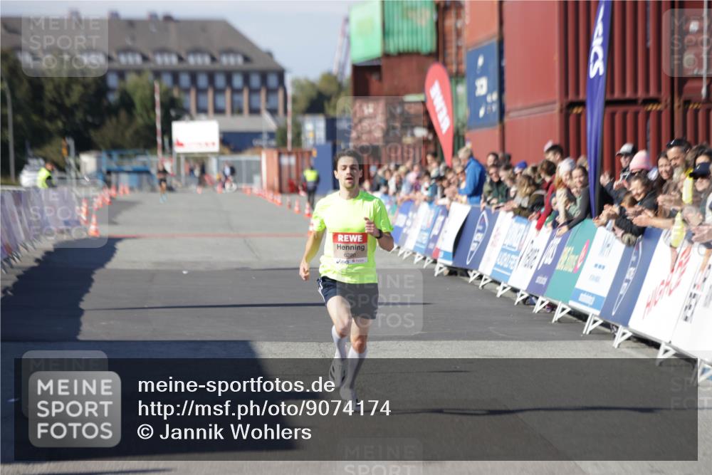 03.10.2025 - Köhlbrandbrückenlauf Jannik Wohlers http://msf.ph/oto/9074174 03.10.2025 12:45:19 Ziel 6280 meine-sportfotos.de
