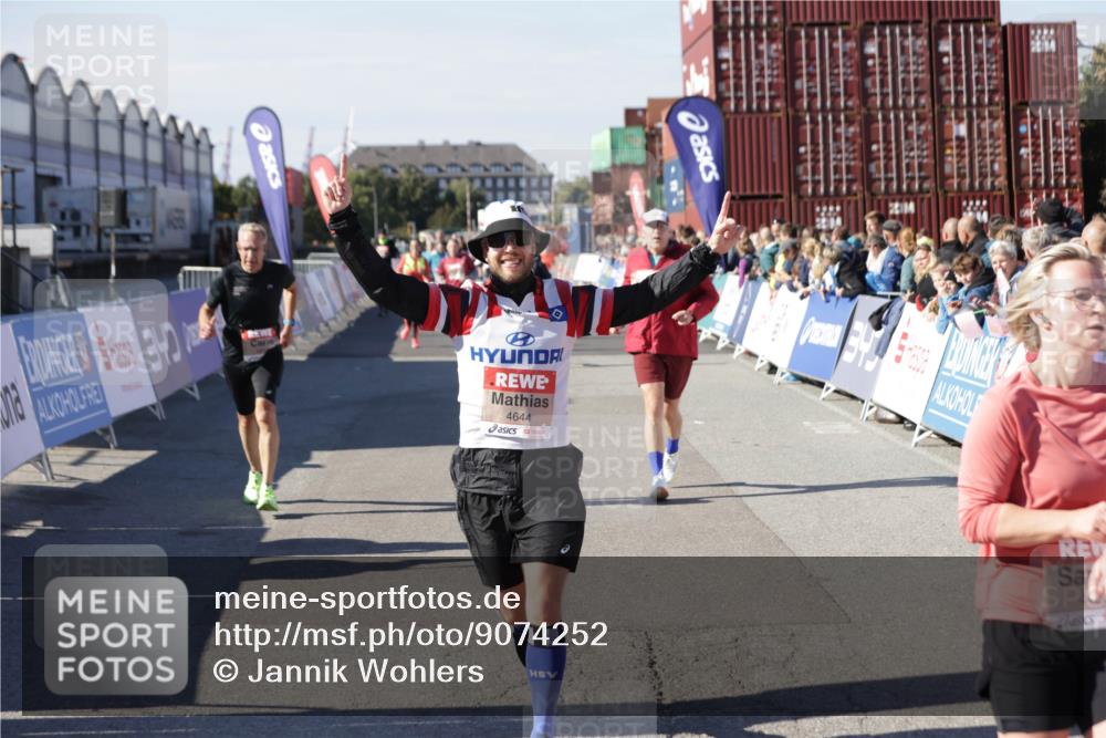 03.10.2025 - Köhlbrandbrückenlauf Jannik Wohlers http://msf.ph/oto/9074252 03.10.2025 13:16:07 Ziel 4311, 4423, 4495, 4548, 4644, 4805, 5022, 5023, 5068, 5217, 5336, 5684, 5867, 5868, 6270, 6271, 6712 meine-sportfotos.de