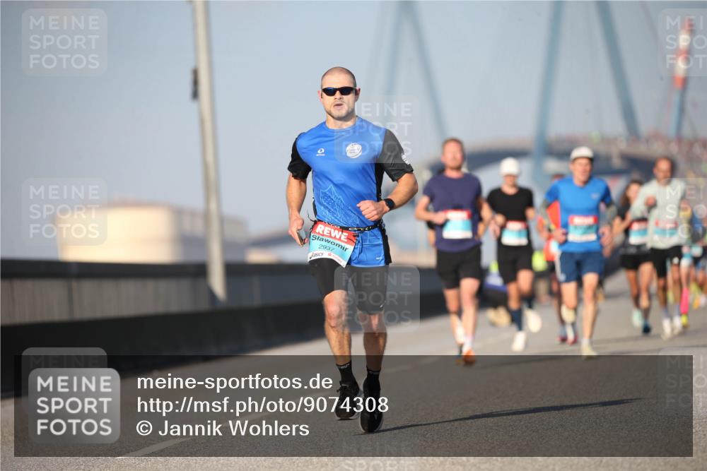 03.10.2025 - Köhlbrandbrückenlauf Jannik Wohlers http://msf.ph/oto/9074308 03.10.2025 09:40:18 Position 3 2937 meine-sportfotos.de