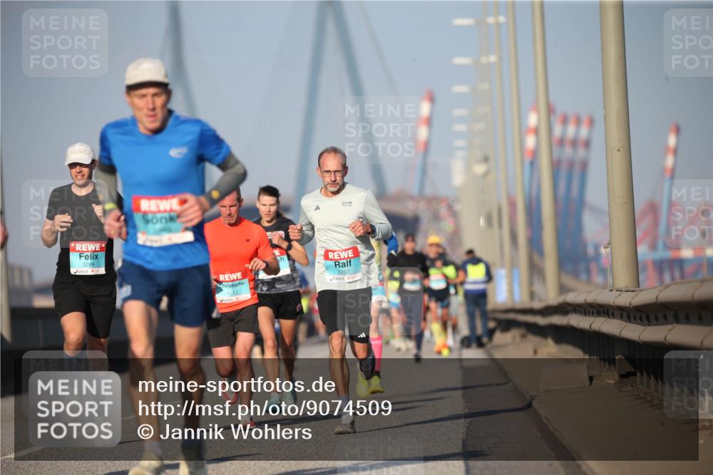 03.10.2025 - Köhlbrandbrückenlauf Jannik Wohlers http://msf.ph/oto/9074509 03.10.2025 09:40:26 Position 3 3299, 1012, 3267 meine-sportfotos.de